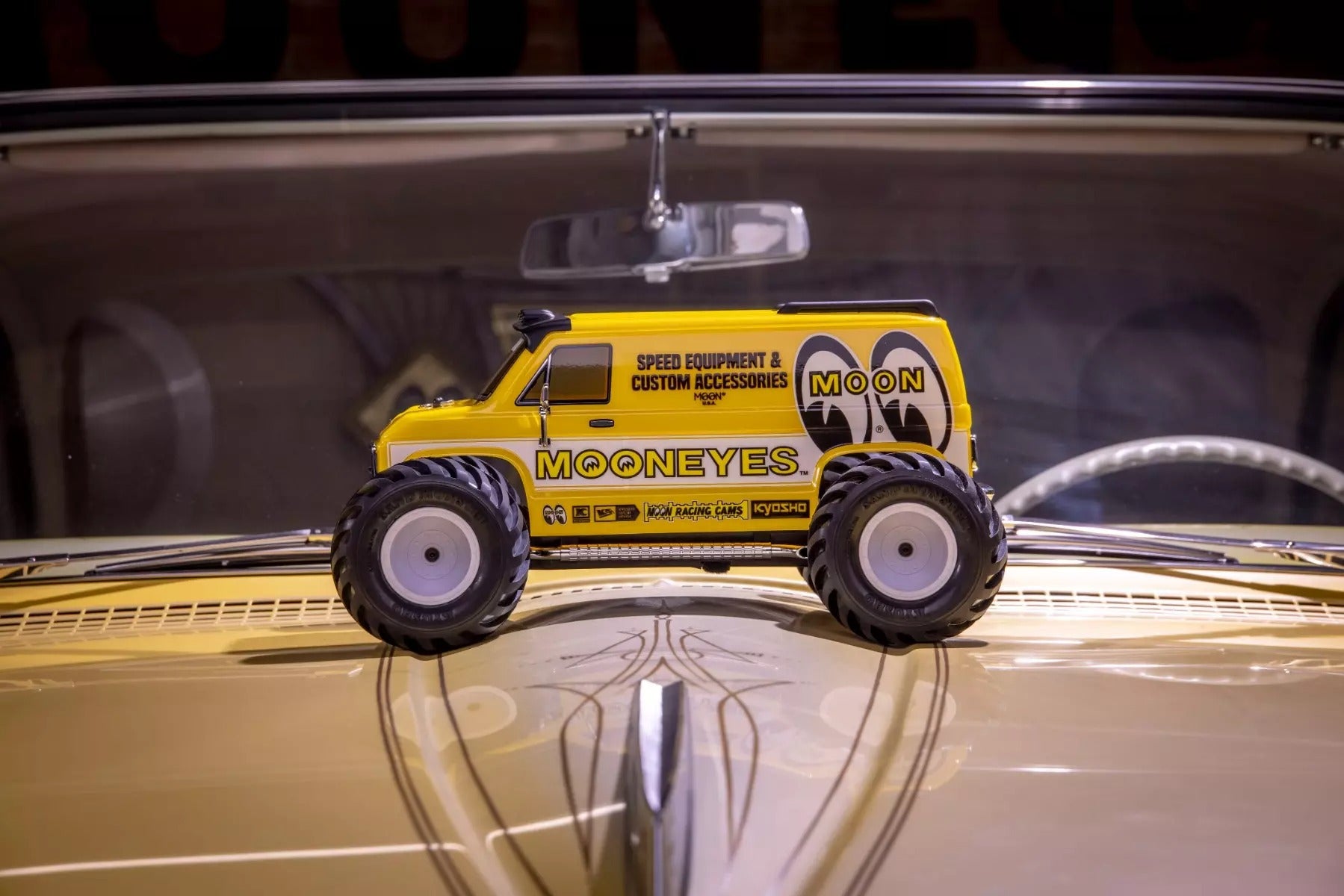 Kyosho Fazer FZ-02-L MadVan MOONEYES 4WD RTR 34413T1B