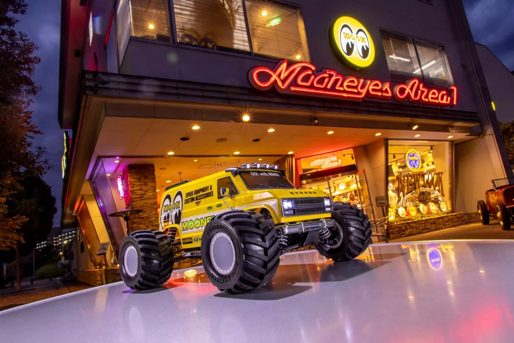 Kyosho Fazer FZ-02-L MadVan MOONEYES 4WD RTR 34413T1B