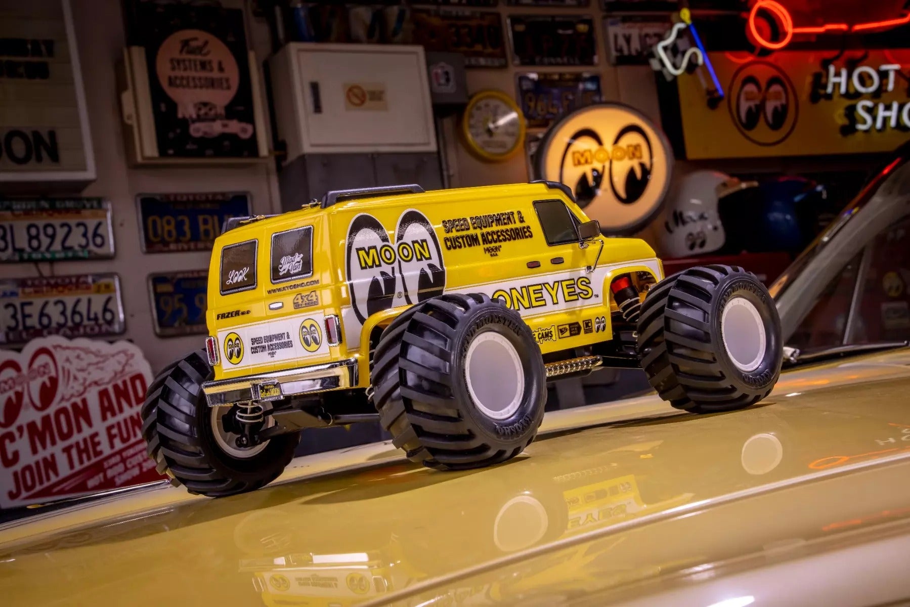 Kyosho Fazer FZ-02-L MadVan MOONEYES 4WD RTR 34413T1B