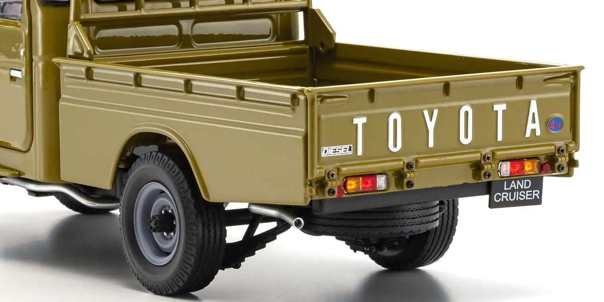 Kyosho Diecast Toyota Land Cruiser 40 Pick Up 1980 Olive 1/18 KS08958K